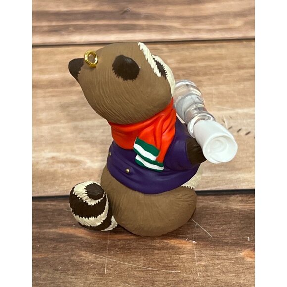 1994 HALLMARK KEEPSAKE ORNAMENT QX565-6 ACROSS THE MILES RACOON NOTE IN BOTTLE - Picture 6 of 6